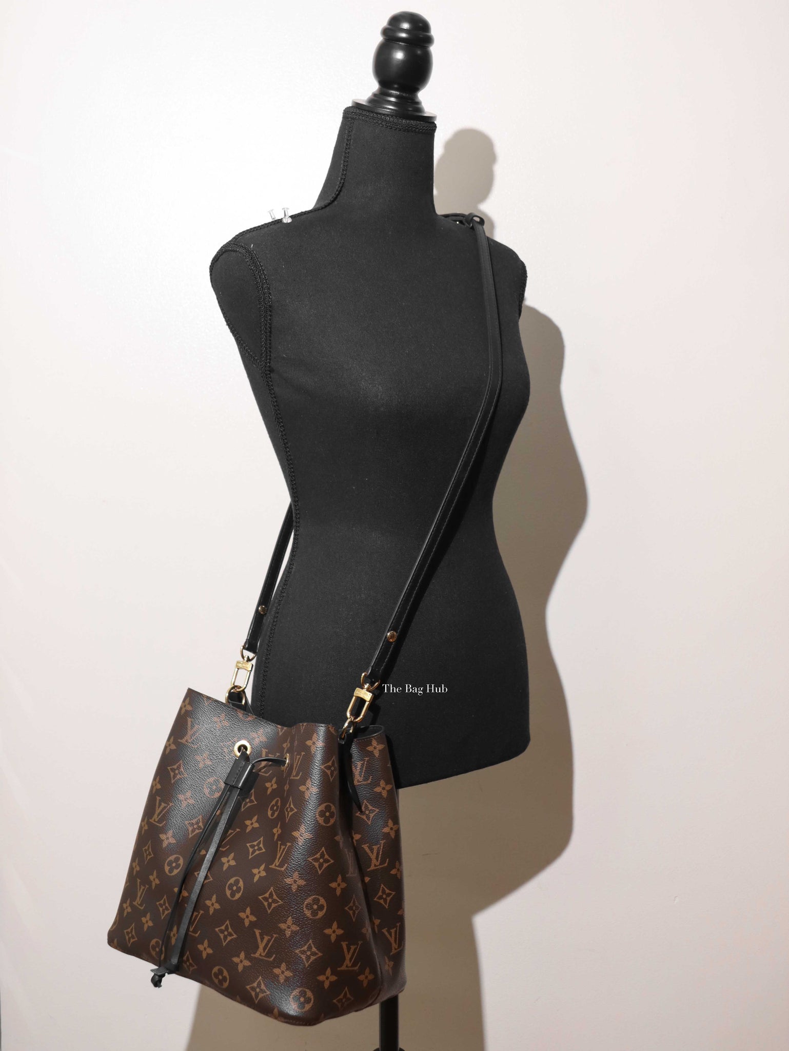 LOUIS VUITTON Monogram Neo Noe MM Bucket Bag in Black – GHW (Microchip New  Model)