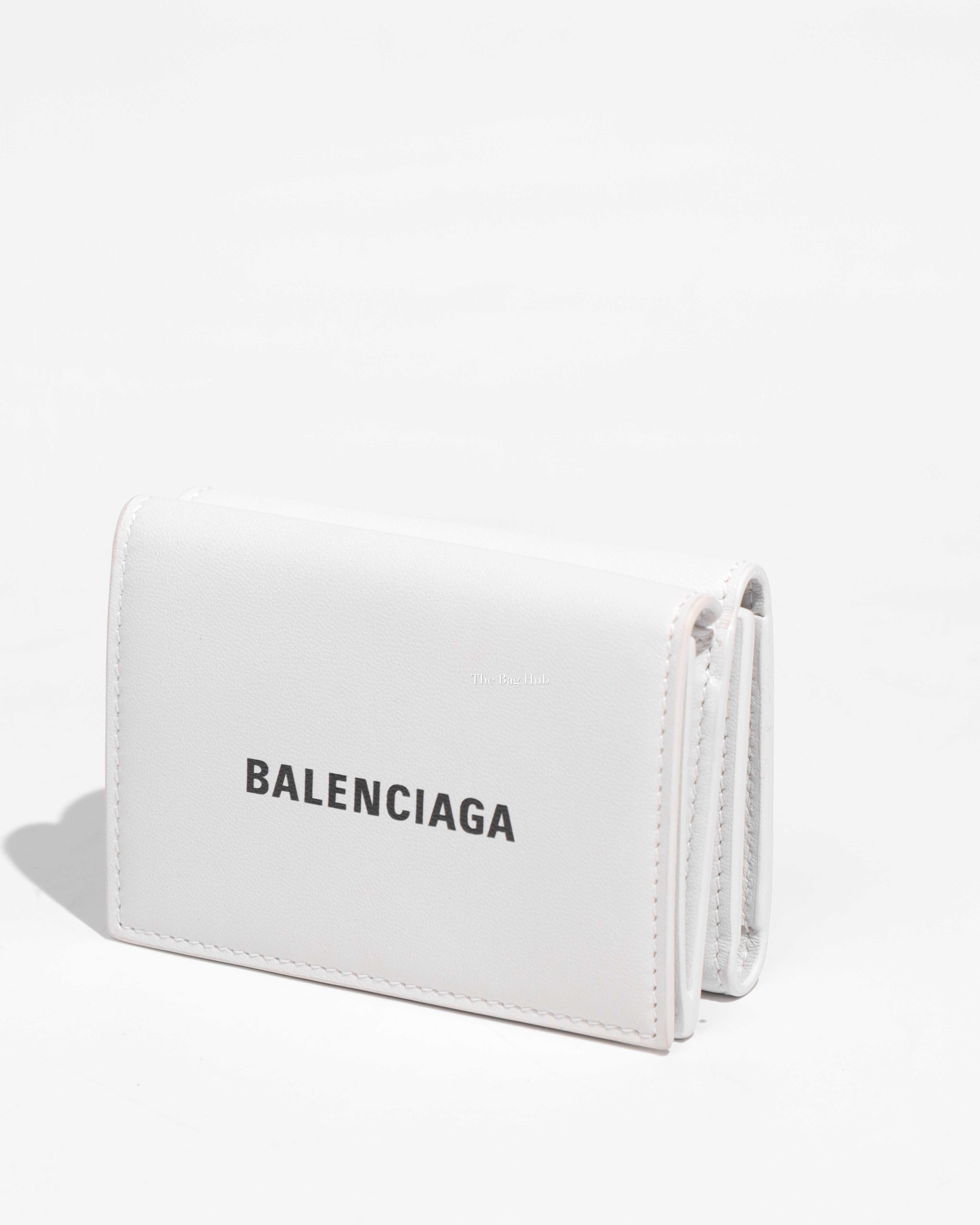 【新品・未使用】BALENCIAGA ミニパース 白色✕デザイン 新品・未使用】BALENCIAGA ミニパース 白色✕デザイン - メルカリ