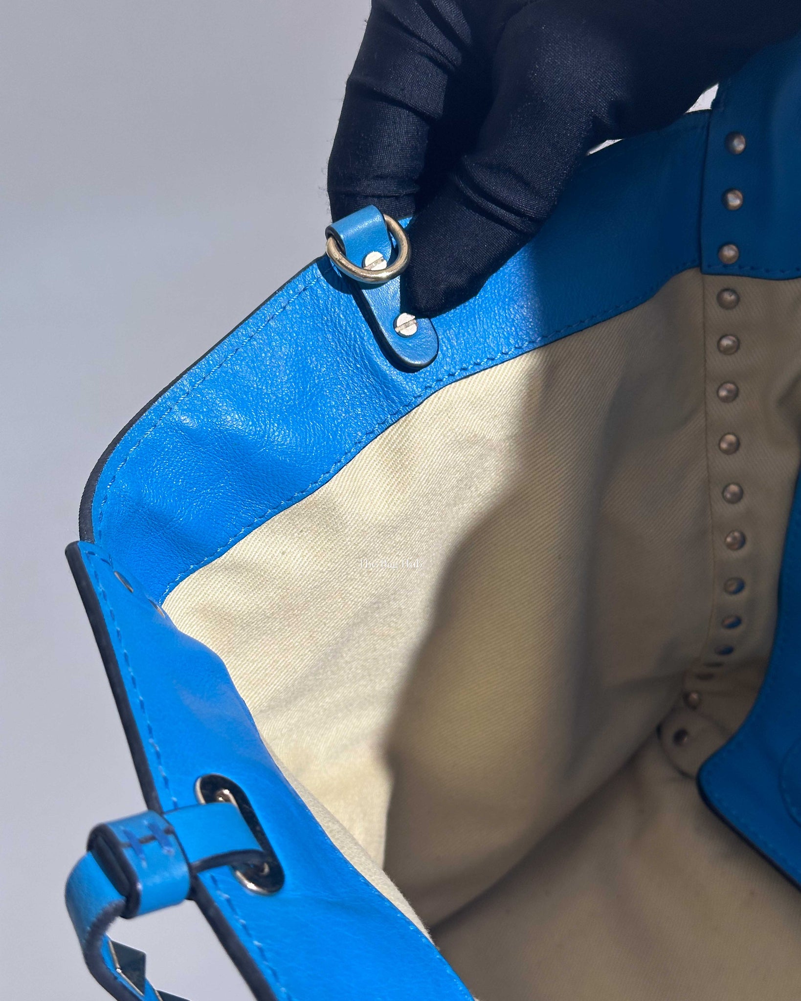 Valentino Garavani Blue Leather Rockstud Trapeze Medium Tote Bag-26