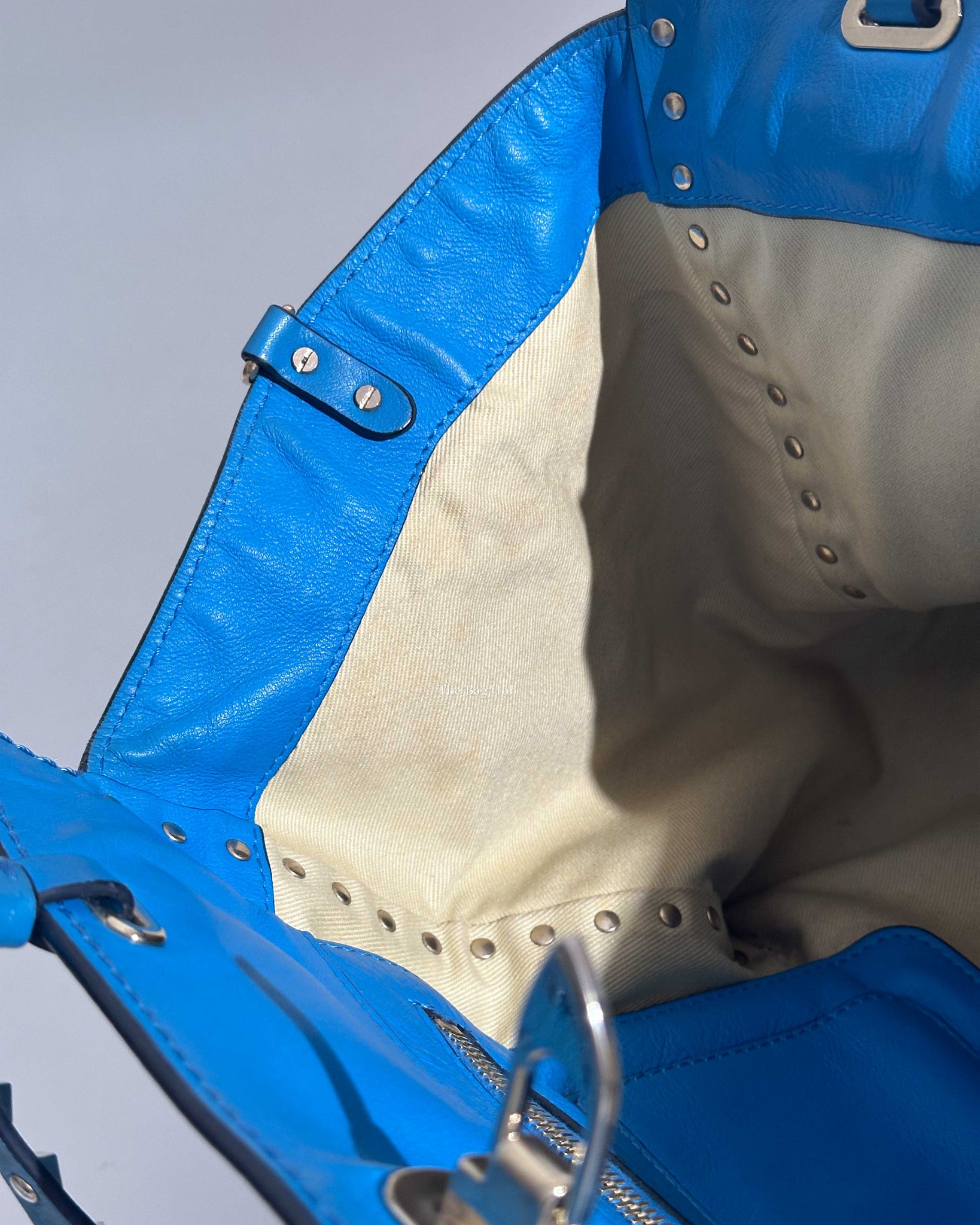Valentino Garavani Blue Leather Rockstud Trapeze Medium Tote Bag-27