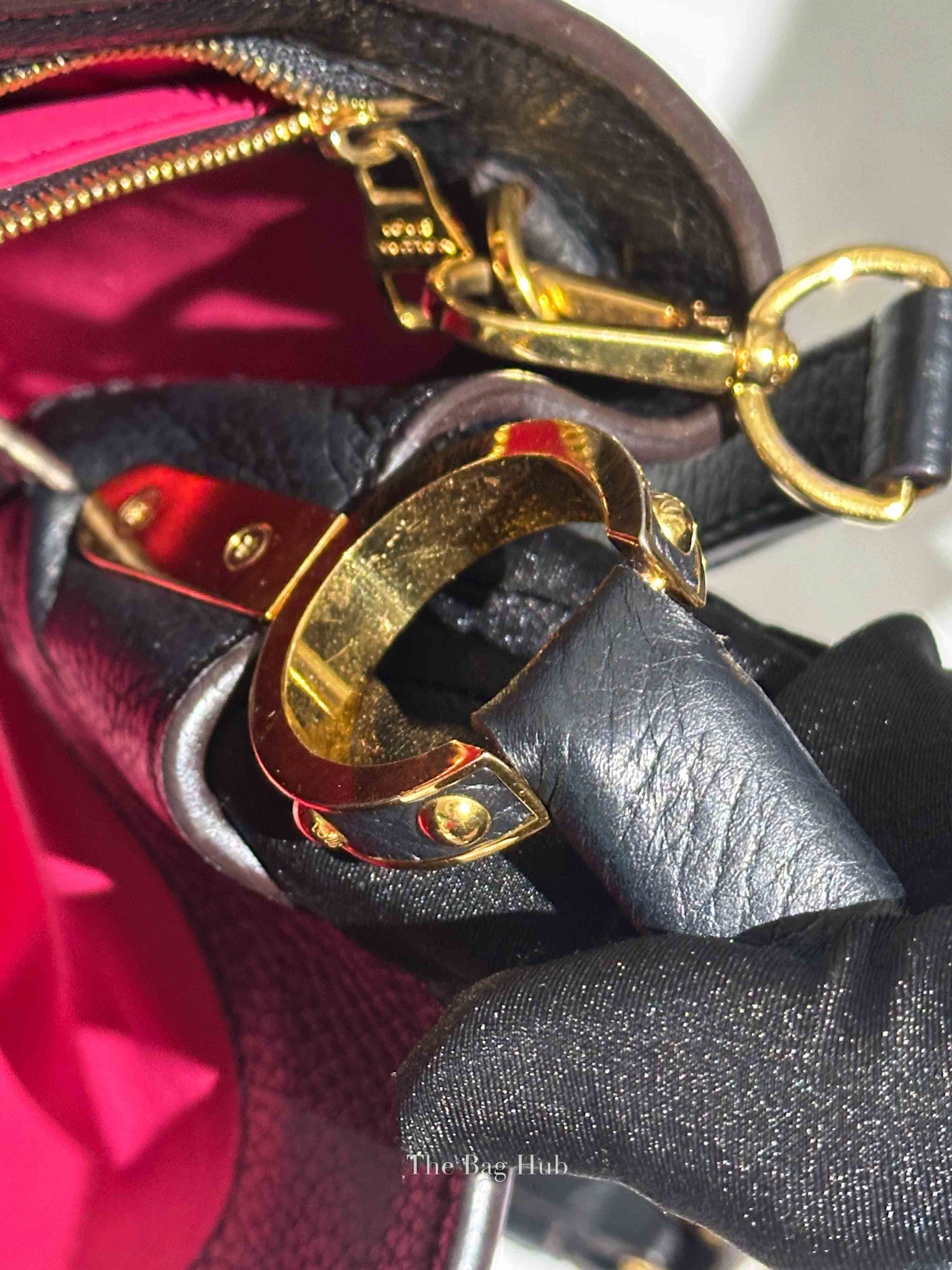 Louis Vuitton Noir Capucines MM Shoulder Bag