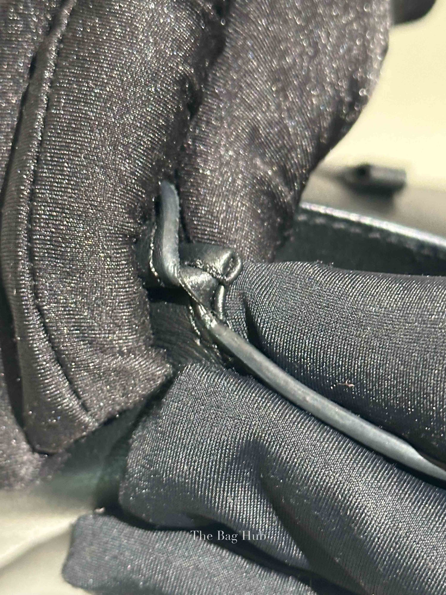 Saint Laurent Black Grained Leather Supple Small Le 5 À 7 Bag