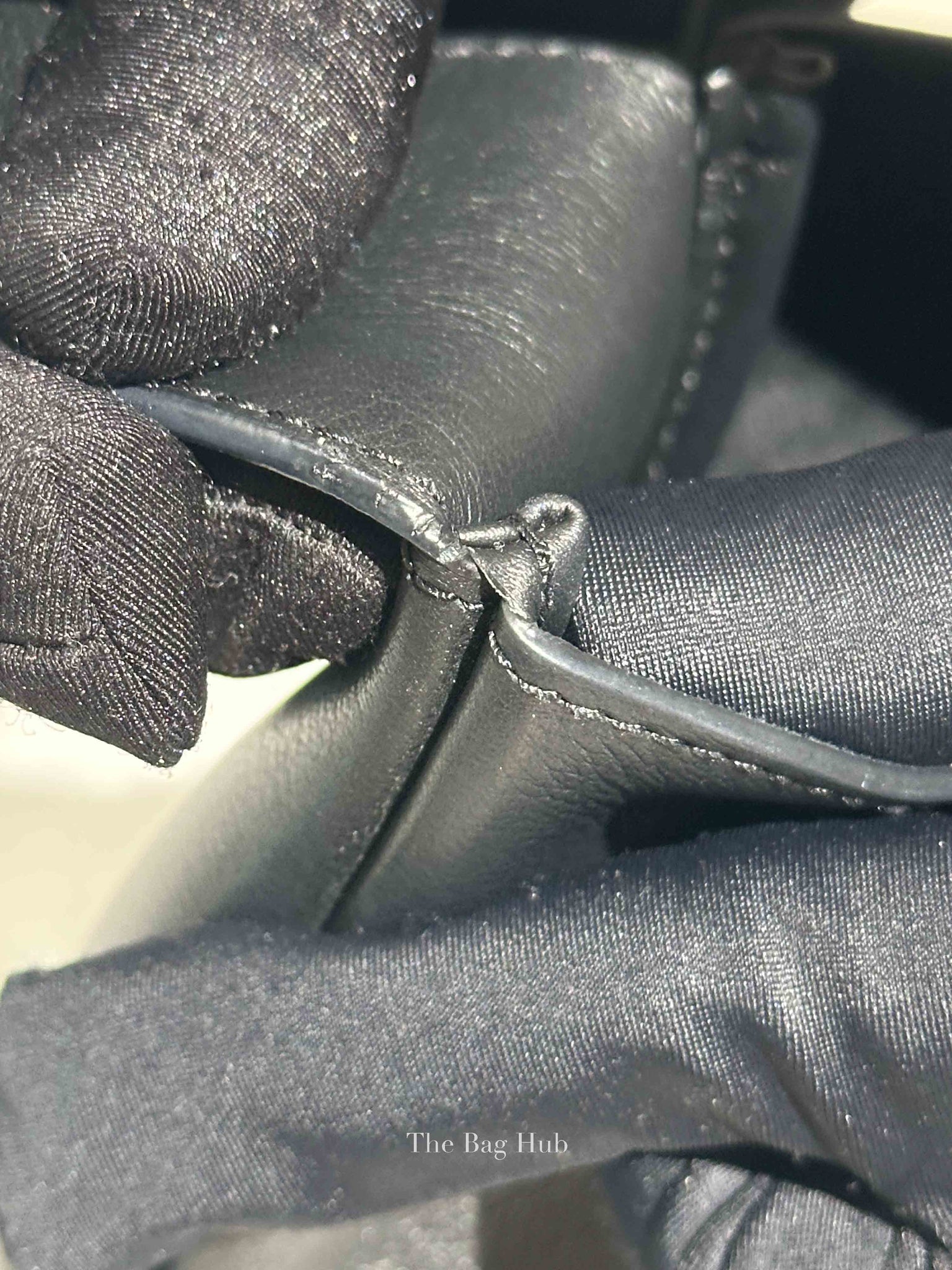 Saint Laurent Black Grained Leather Supple Small Le 5 À 7 Bag
