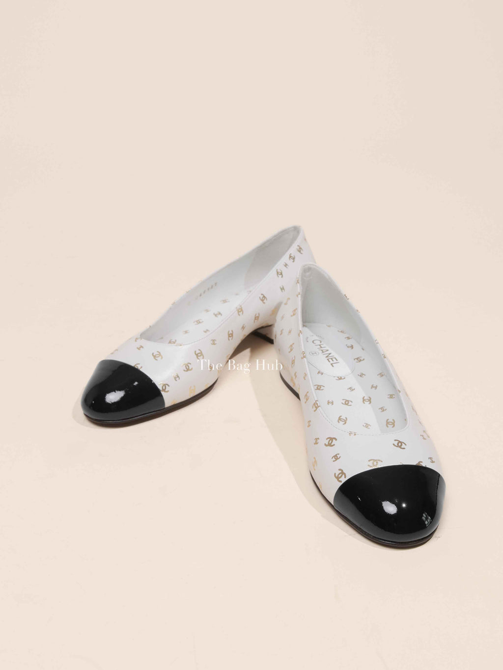 Chanel White/Black Patent Captoe CC Logo Ballet Flats Size 35C