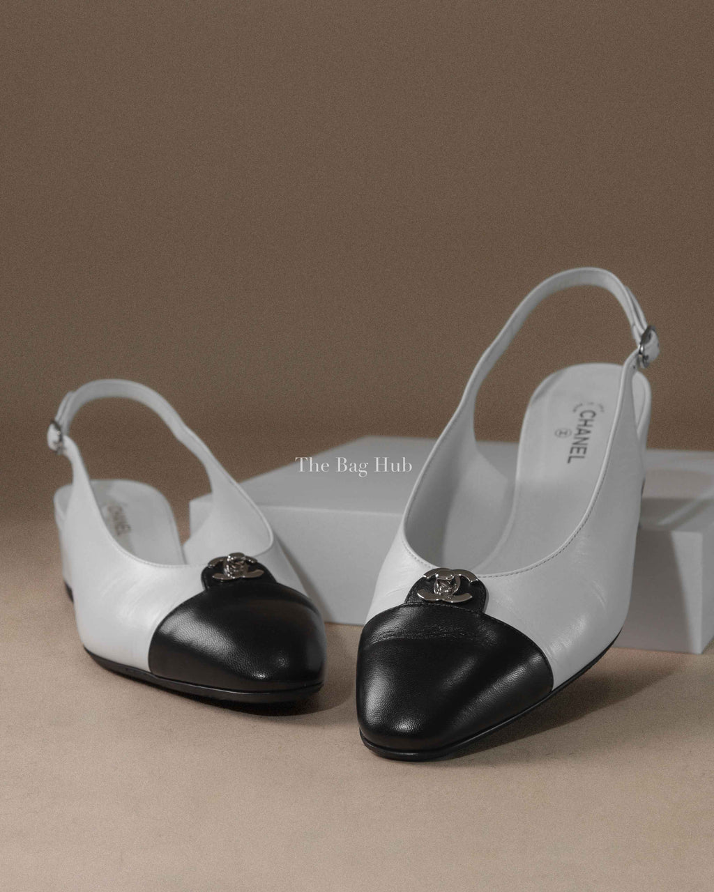 Chanel Black/White Leather Turnlock Slingback Pumps Size 39C
