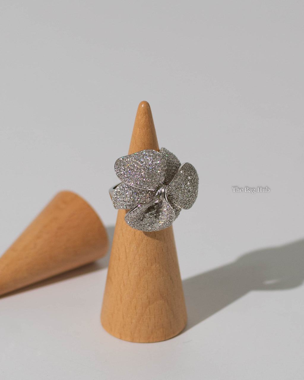 18K White Gold Flower Ring with Diamonds