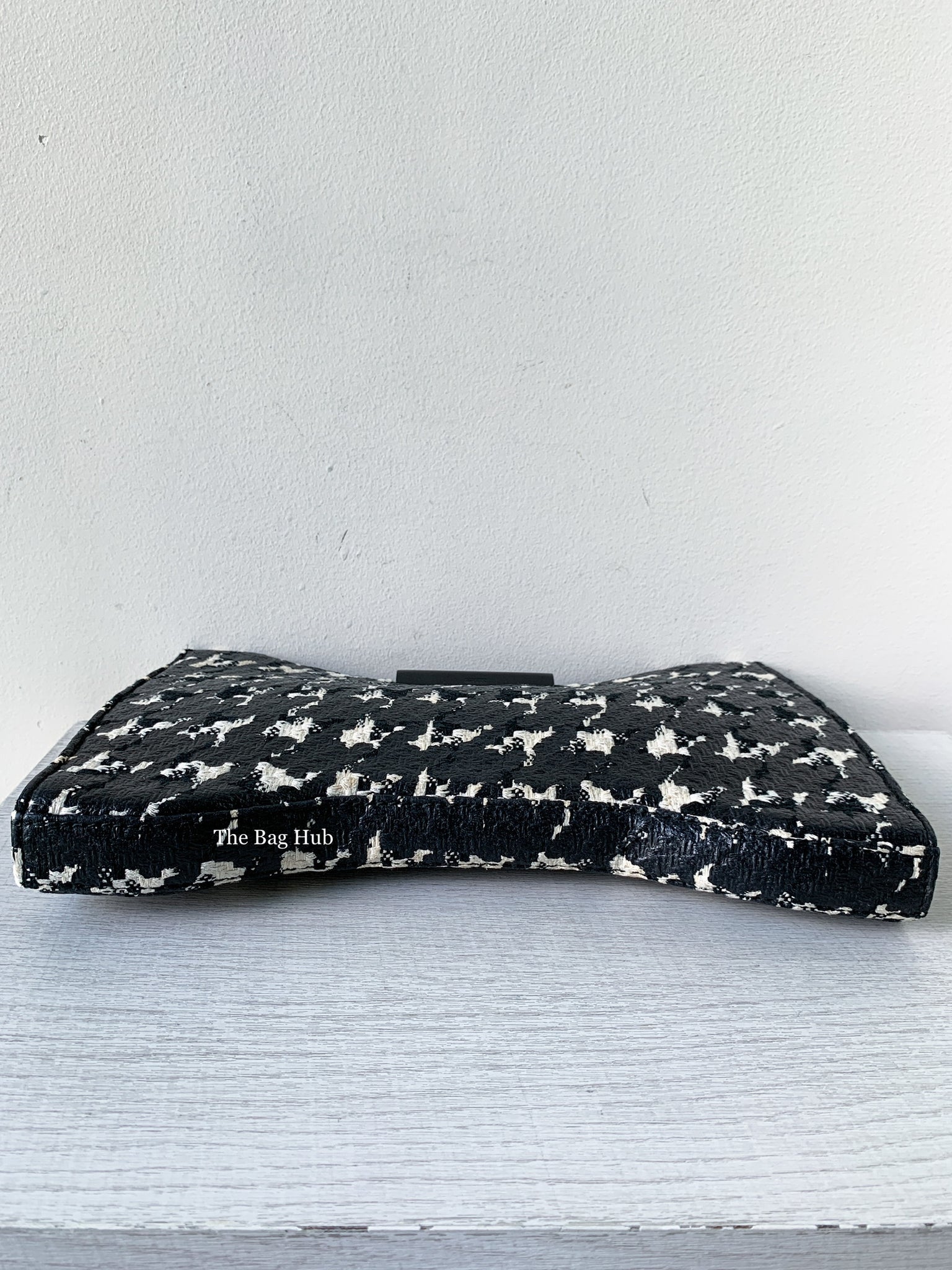 Alexander Mcqueen Black/White Squeeze It Clutch Bag-6