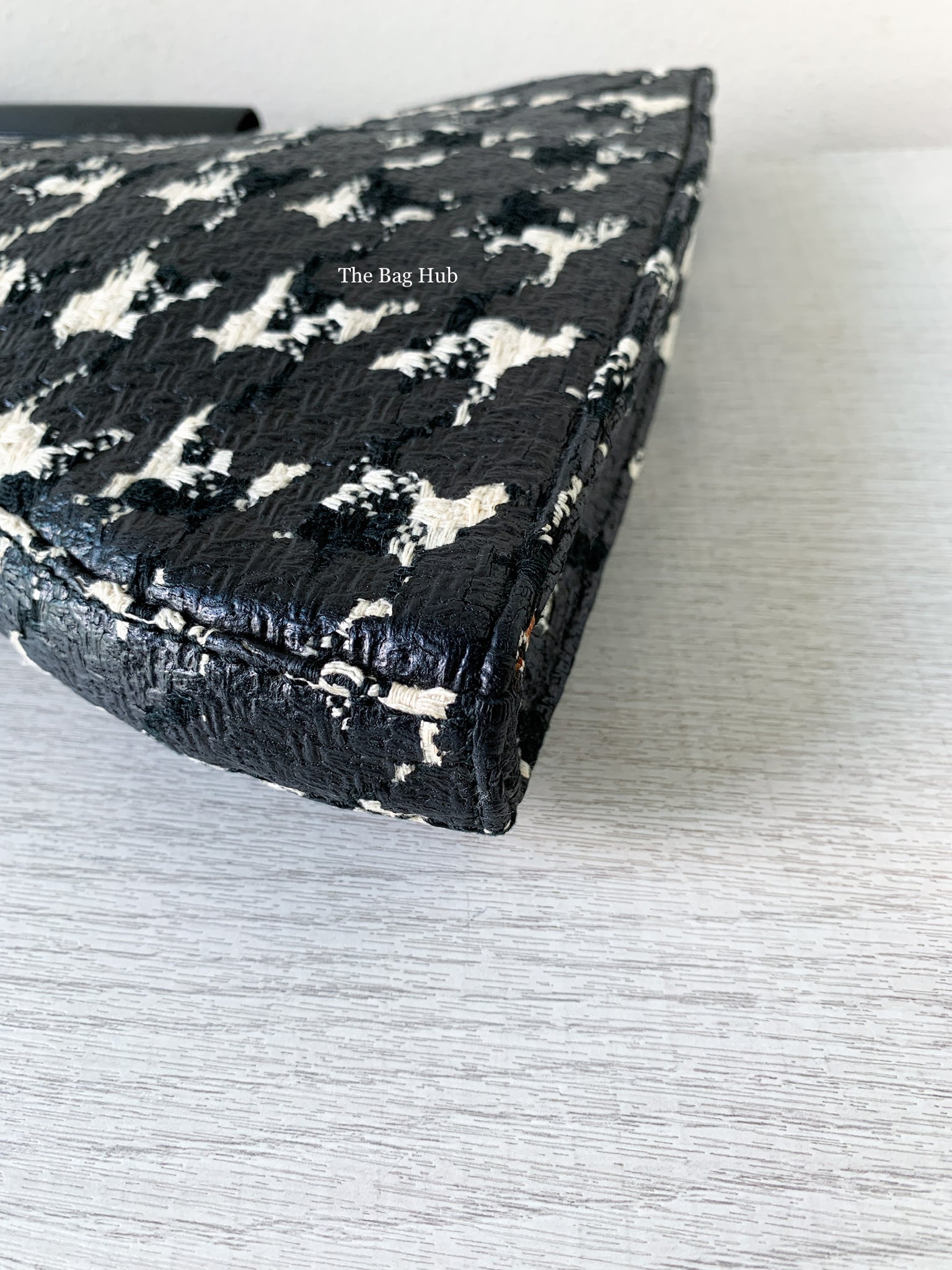 Alexander Mcqueen Black/White Squeeze It Clutch Bag-8